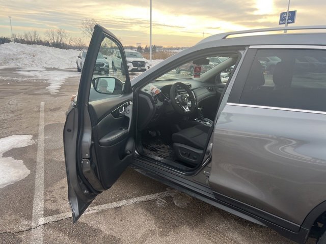Used 2020 Nissan Rogue SV image 9