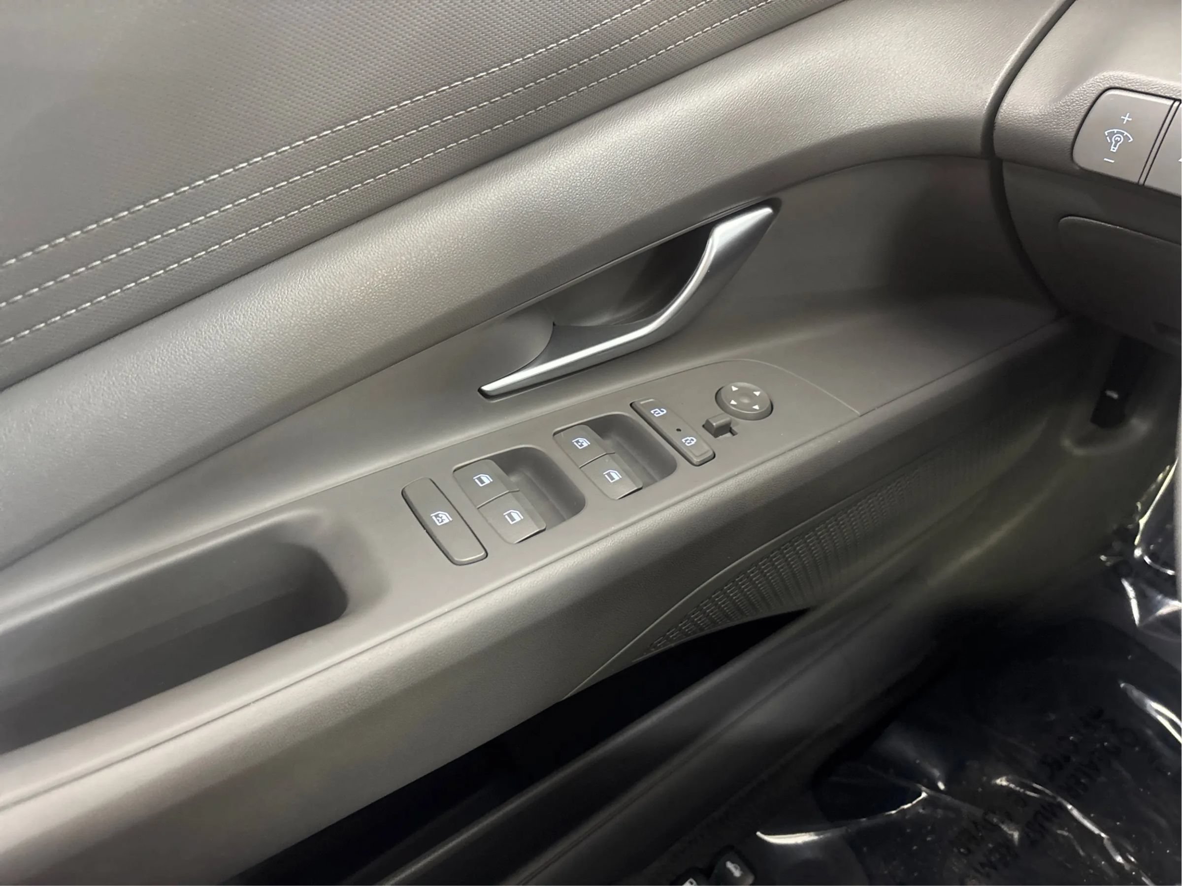 Used 2023 Hyundai Elantra SEL w/ Cargo Package FWD image 37