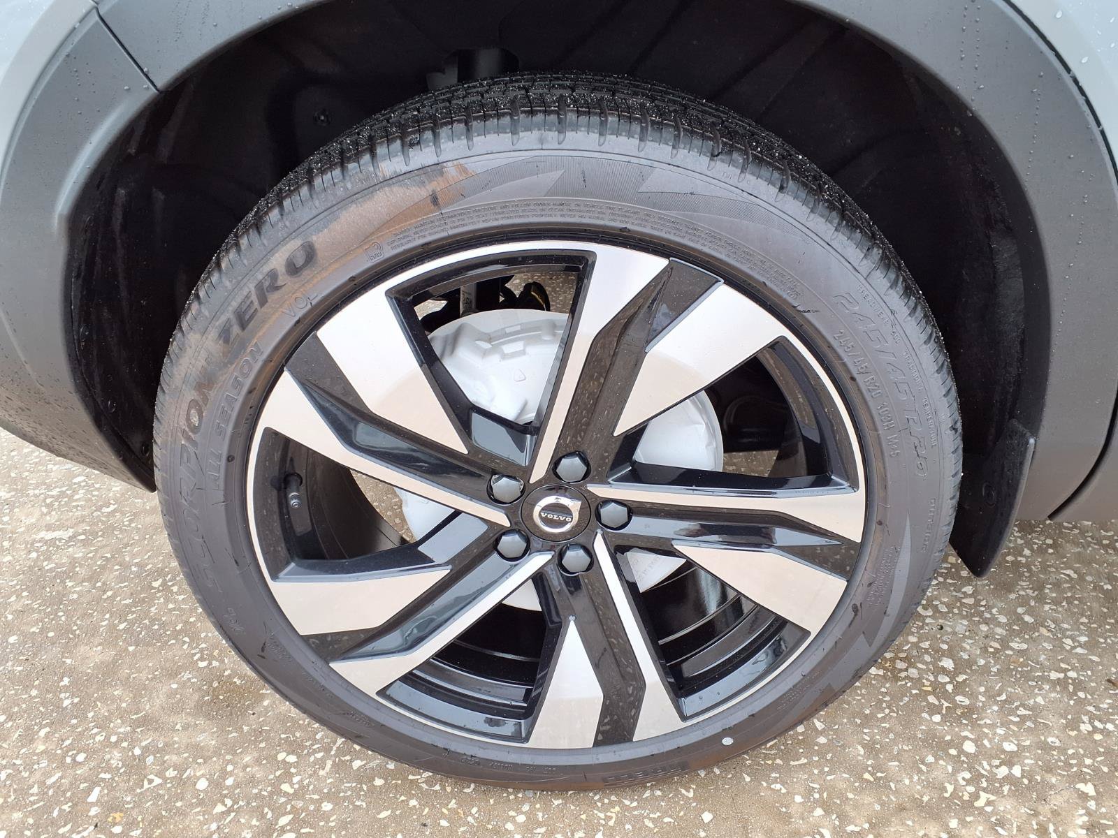 New 2026 Volvo XC40 B5 Plus w/ Protection Package Premier AWD/4WD image 9