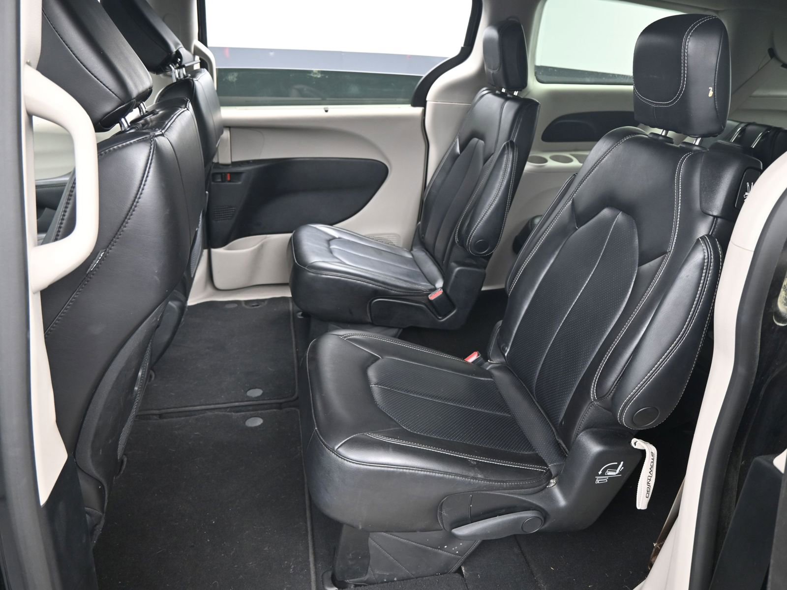 Used 2023 Chrysler Pacifica Touring-L image 13