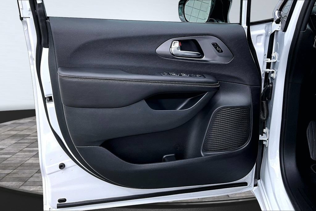 New 2026 Chrysler Pacifica Select FWD image 13
