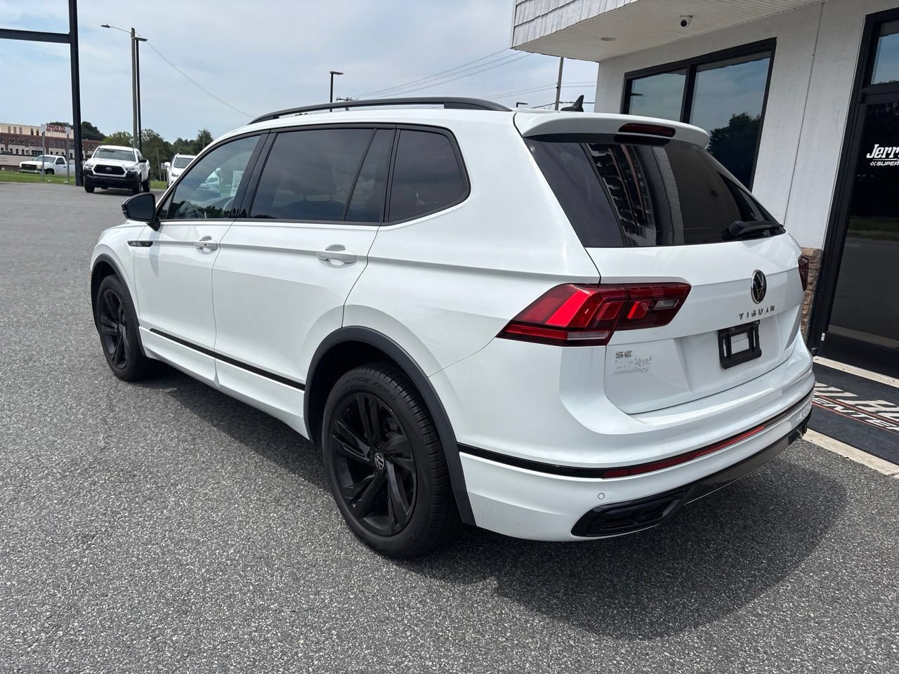 Used 2023 Volkswagen Tiguan SE R-Line FWD image 7