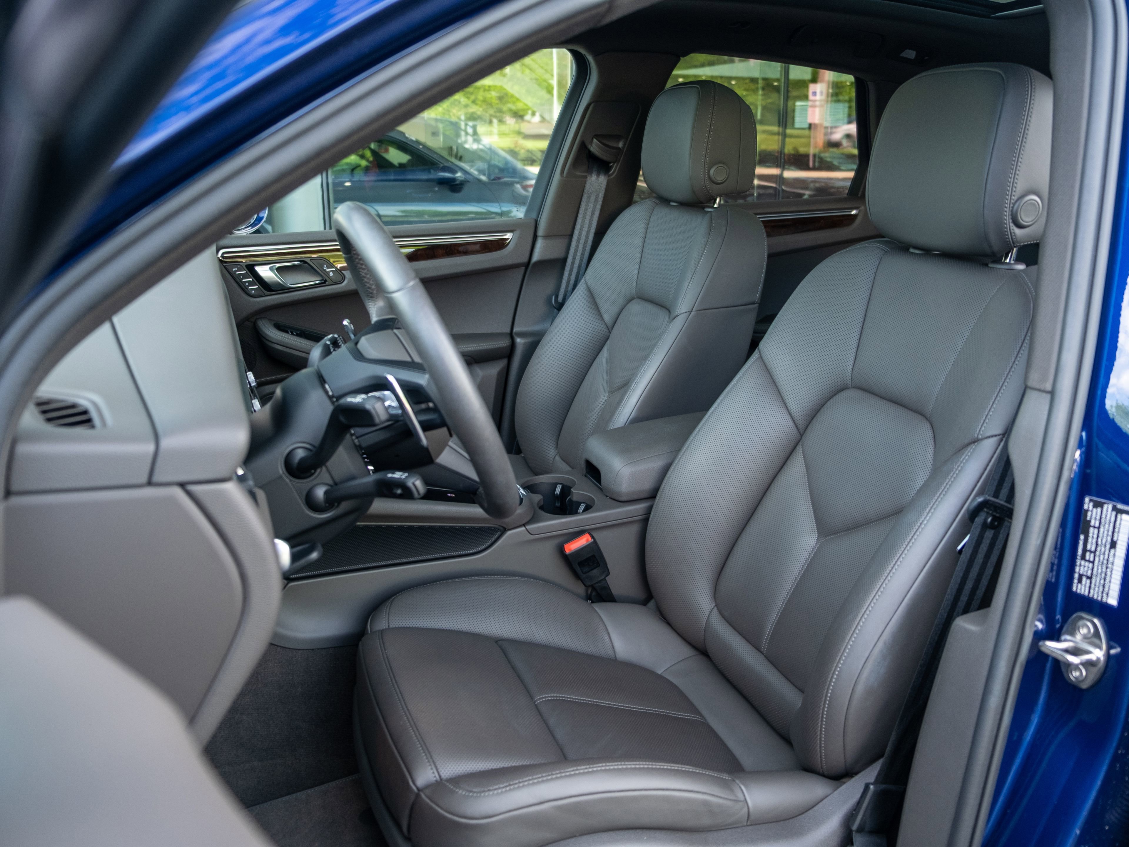 Certified 2023 Porsche Macan AWD/4WD image 5