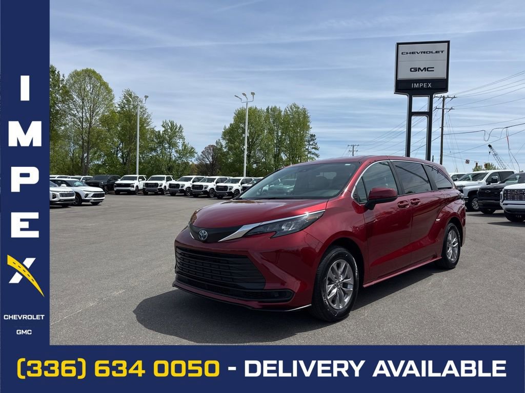 Used 2025 Toyota Sienna LE FWD image 1