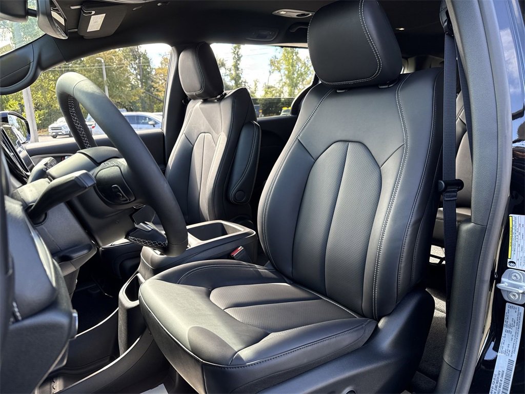 New 2026 Chrysler Pacifica Select image 11