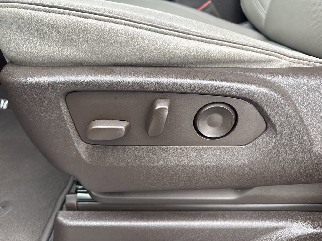 Used 2022 GMC Yukon XL SLT w/ SLT Luxury Package RWD image 10