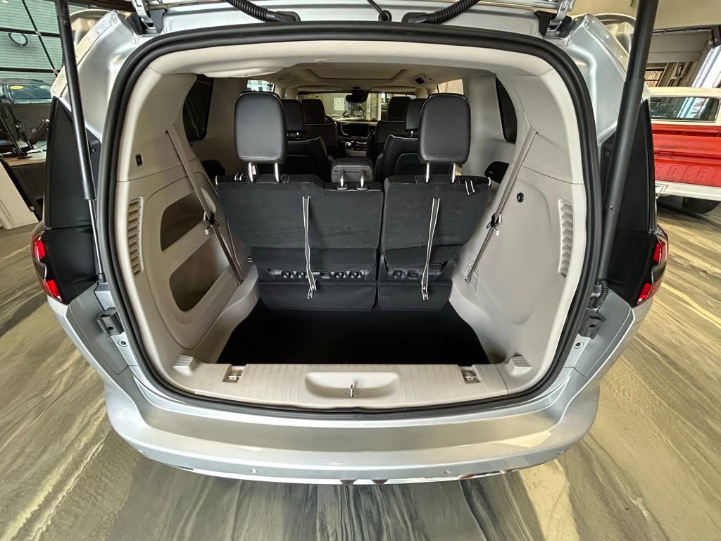 Used 2023 Chrysler Pacifica Limited image 45