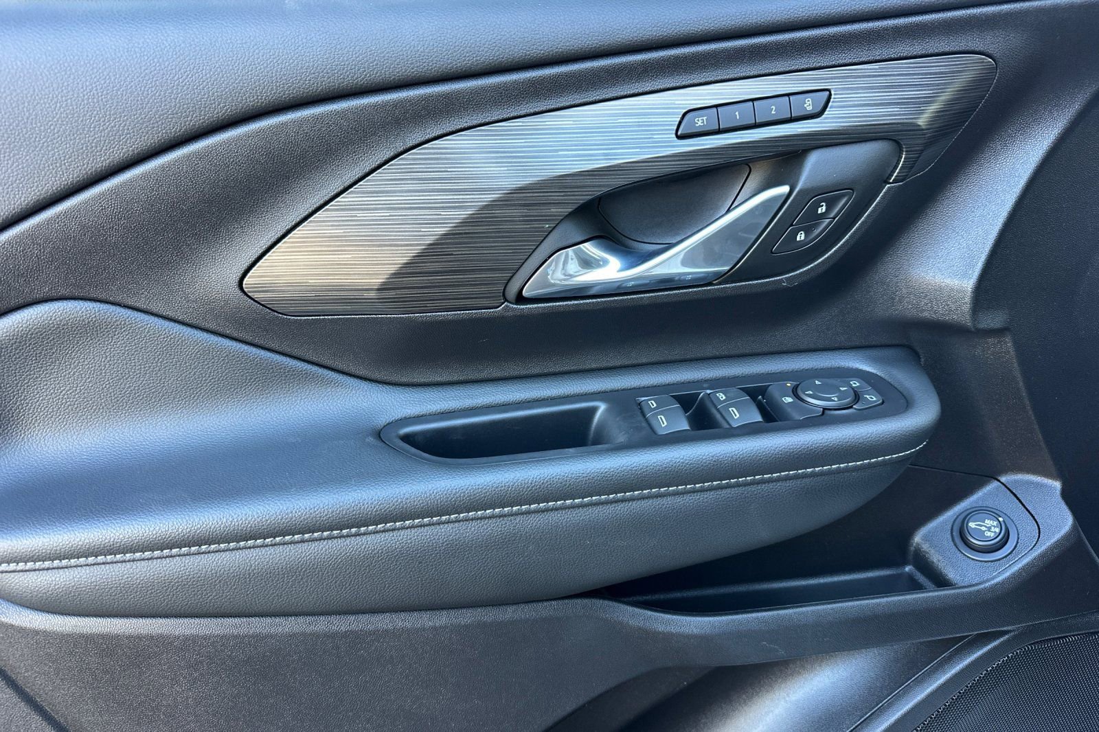 Used 2024 GMC Terrain SLT image 12