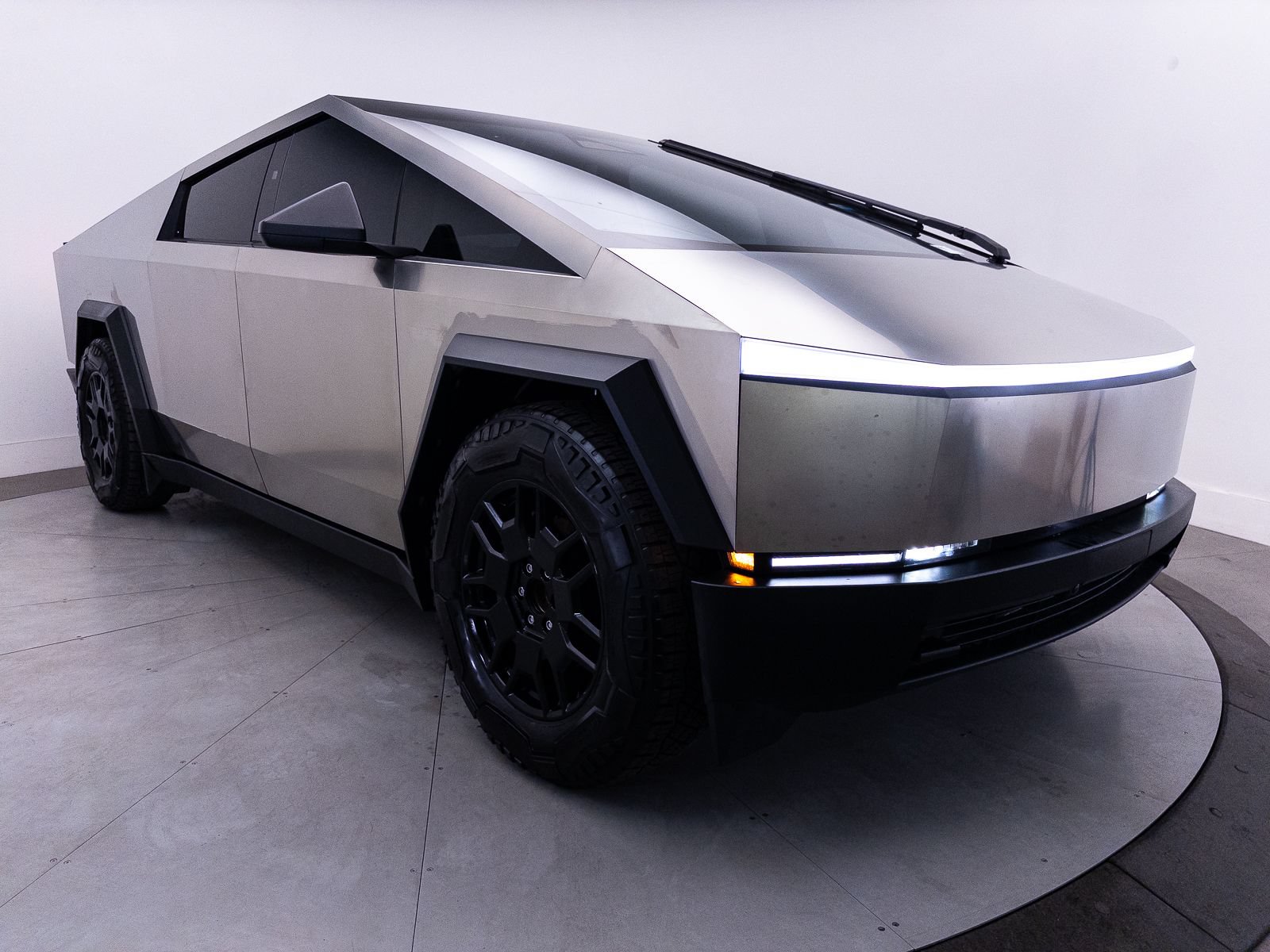 Used 2024 Tesla Cybertruck AWD Crew Cab image 12