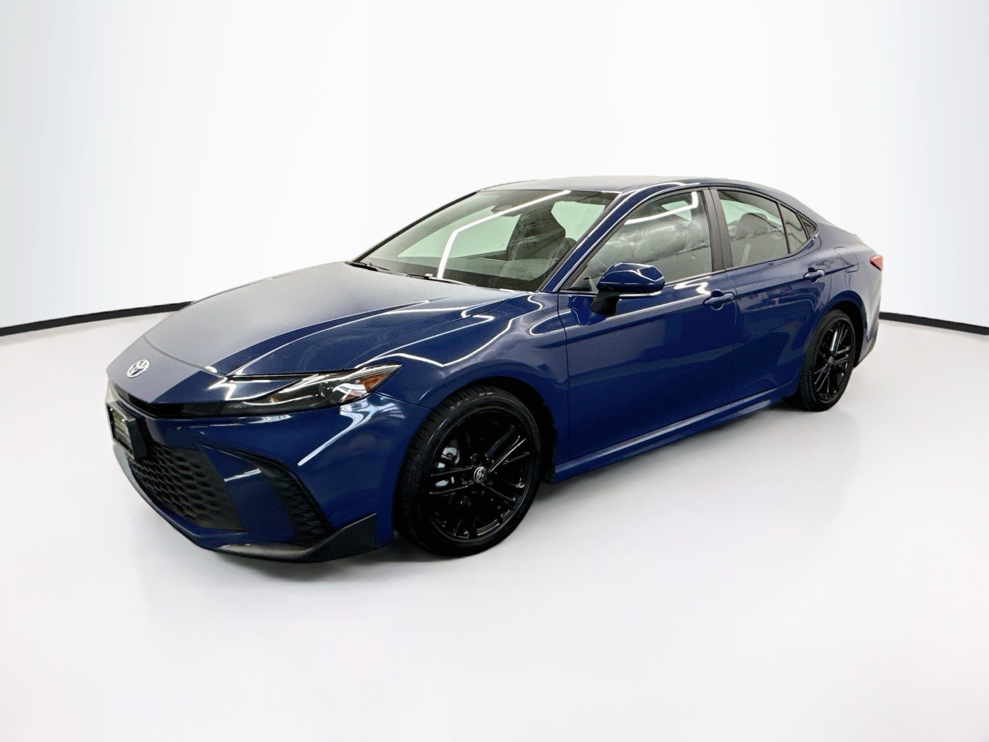 Used 2025 Toyota Camry SE FWD image 3