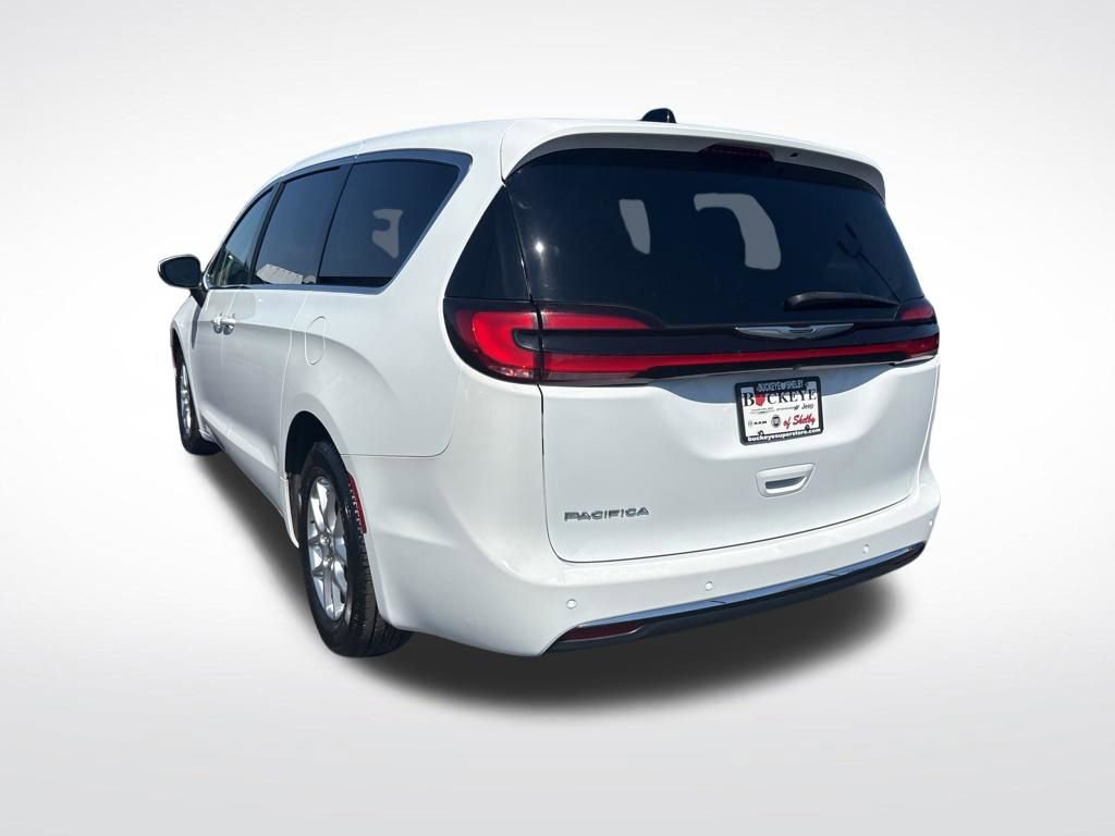 Used 2023 Chrysler Pacifica Touring-L FWD image 5
