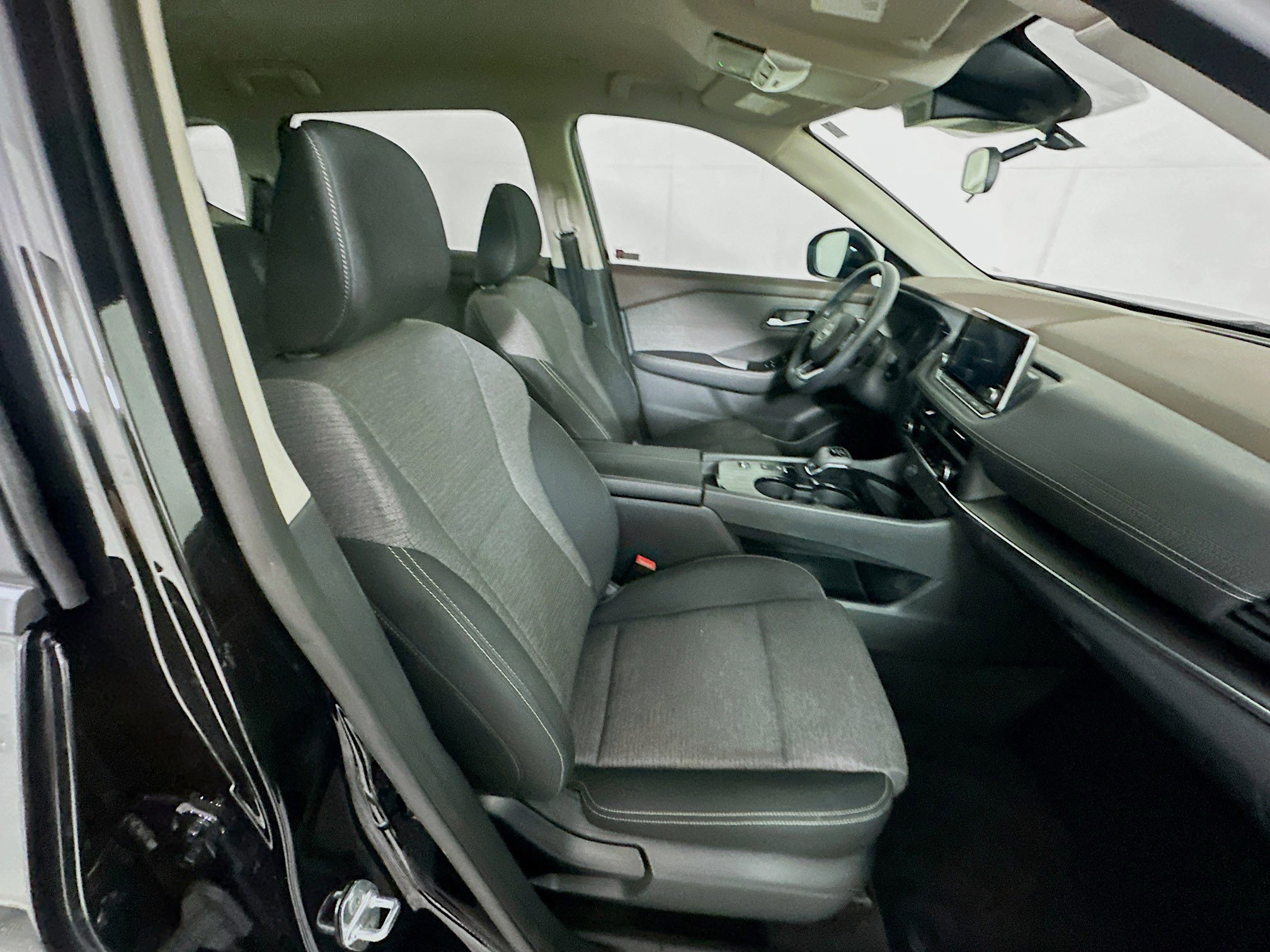 Used 2023 Nissan Rogue SV image 29