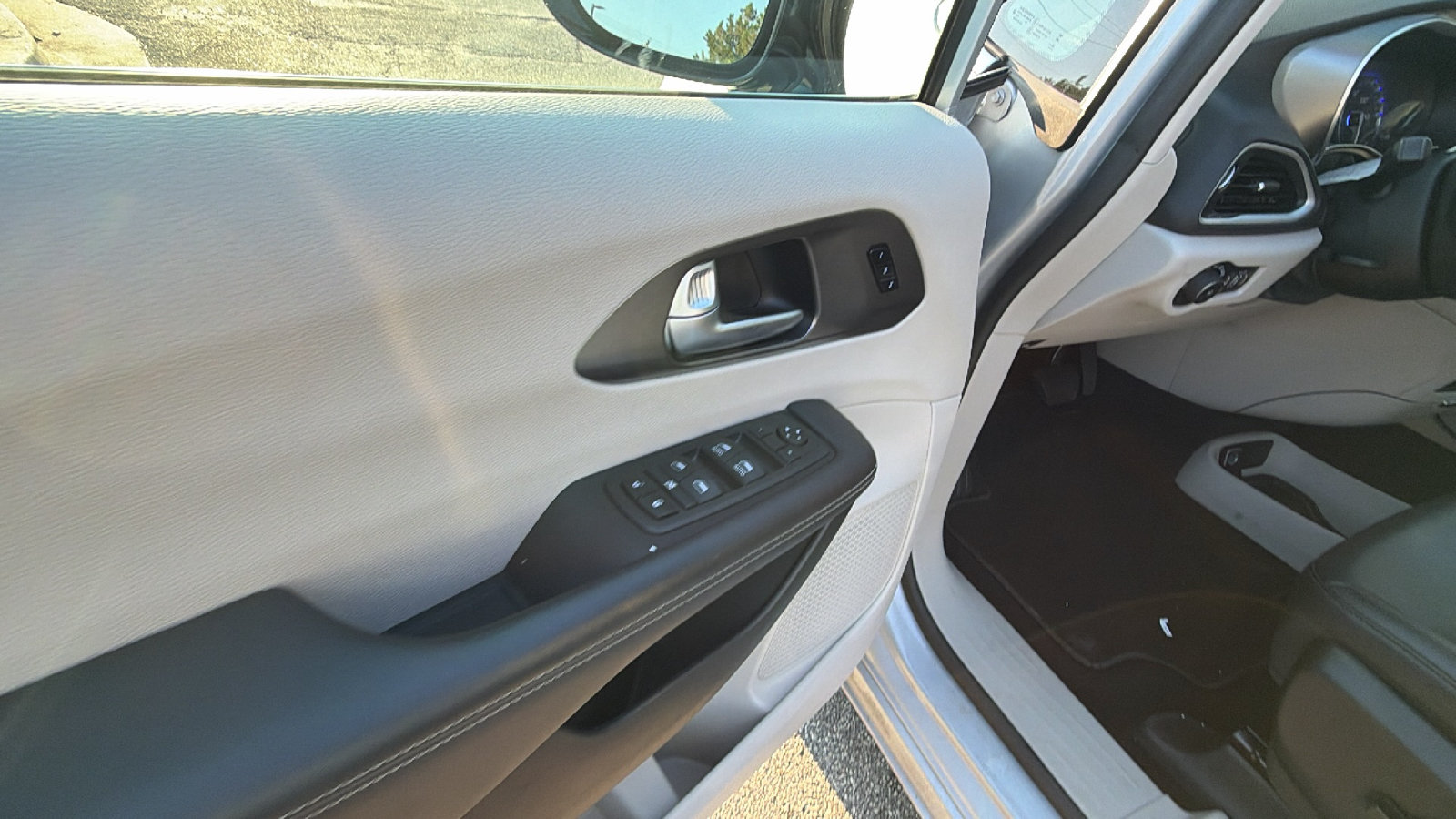 Used 2024 Chrysler Pacifica Touring-L FWD image 15