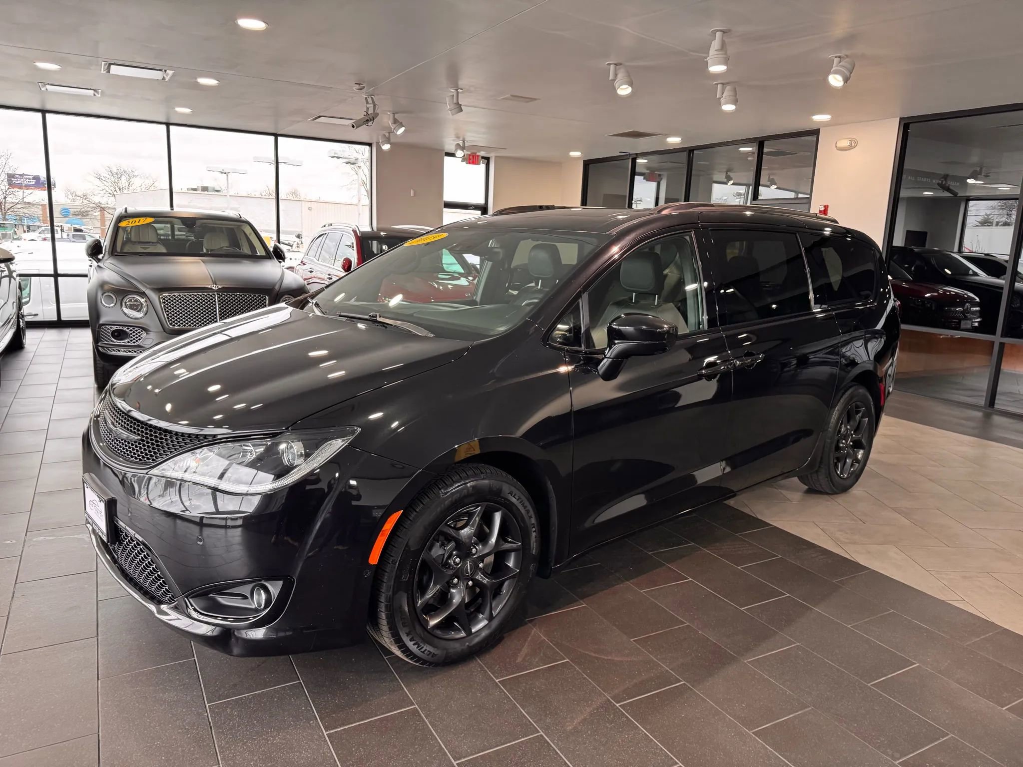 Used 2019 Chrysler Pacifica Touring-L Plus w/ Advanced Safetytec Group FWD image 2