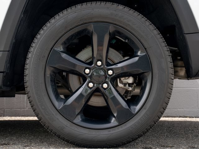 Used 2024 Jeep Grand Cherokee Limited w/ Black Appearance Package AWD/4WD image 13