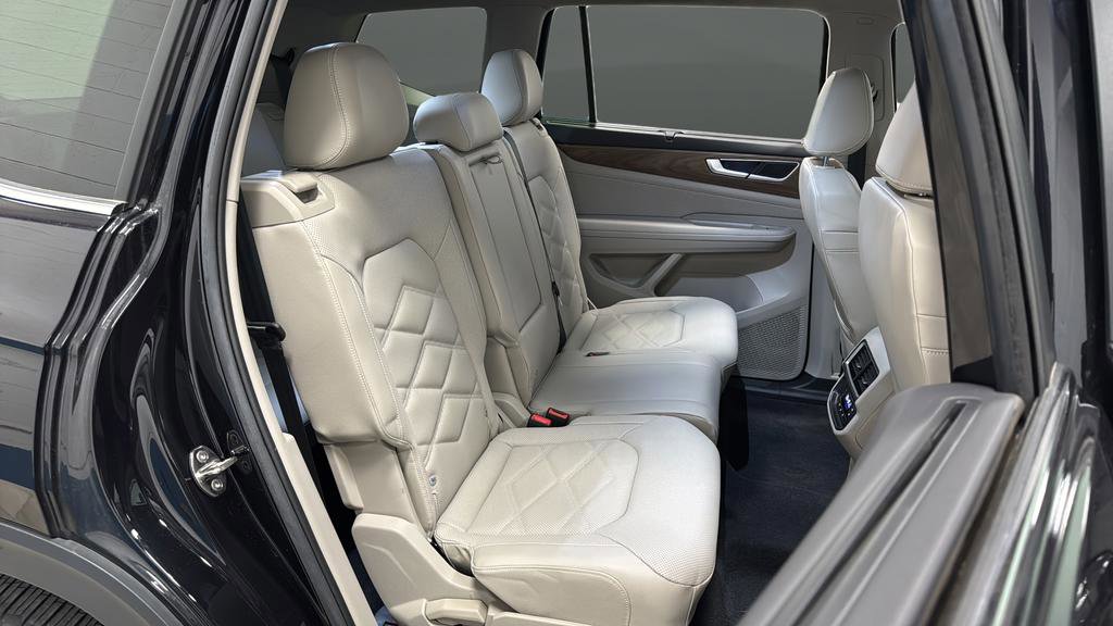 Used 2024 Volkswagen Atlas SE w/ Black Wheel Package image 25