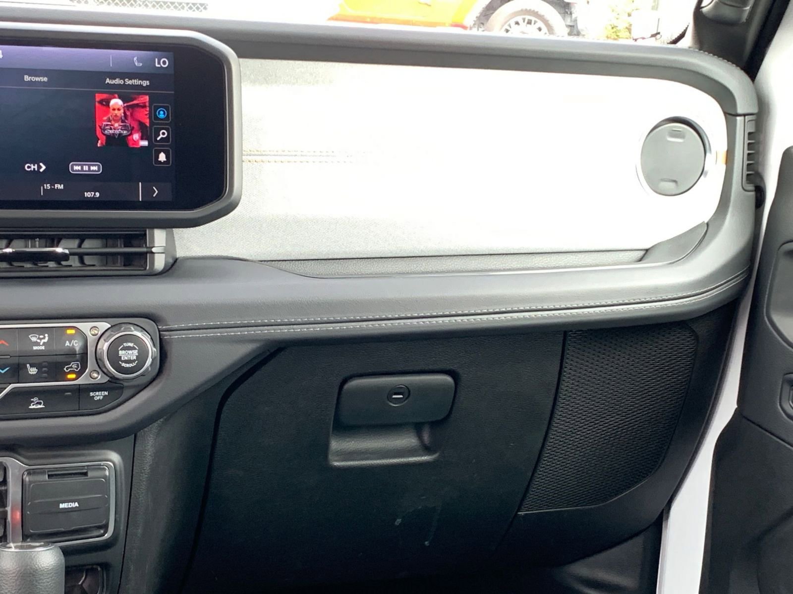 Used 2025 Jeep Wrangler Sahara image 34
