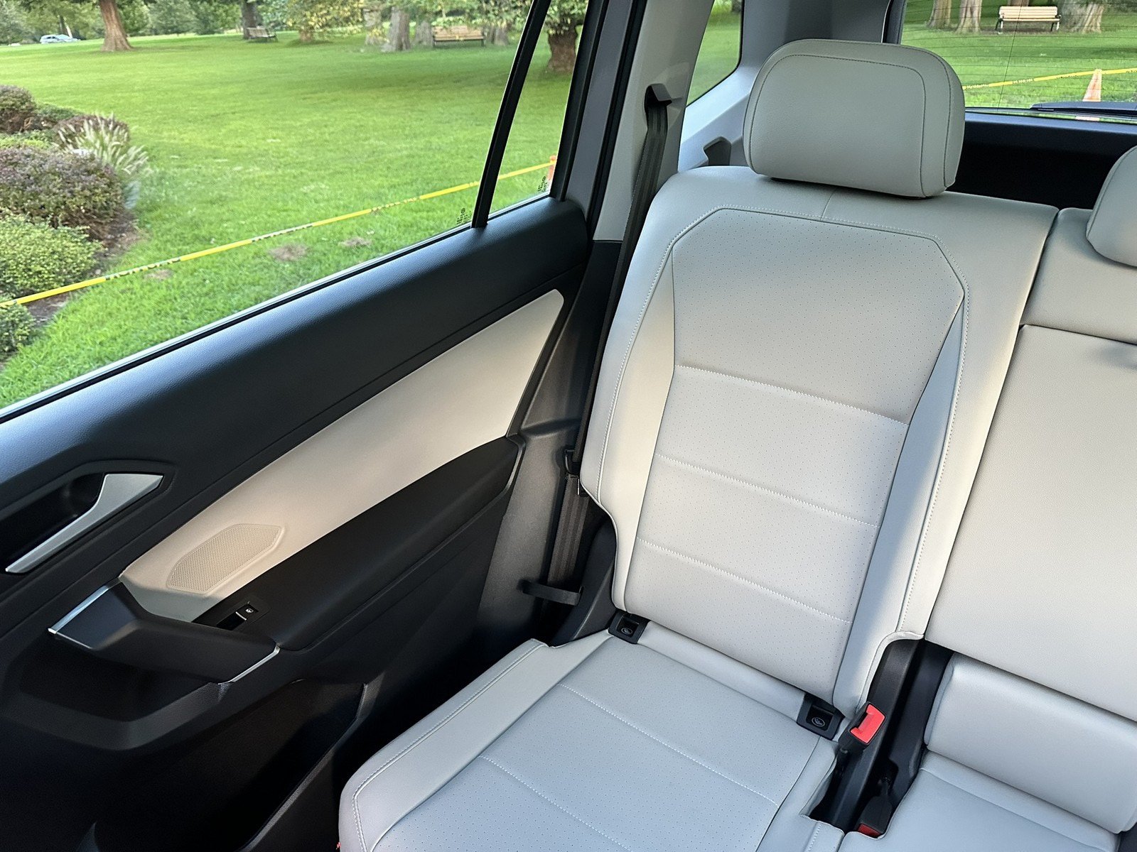 Used 2020 Volkswagen Tiguan SEL AWD/4WD image 17