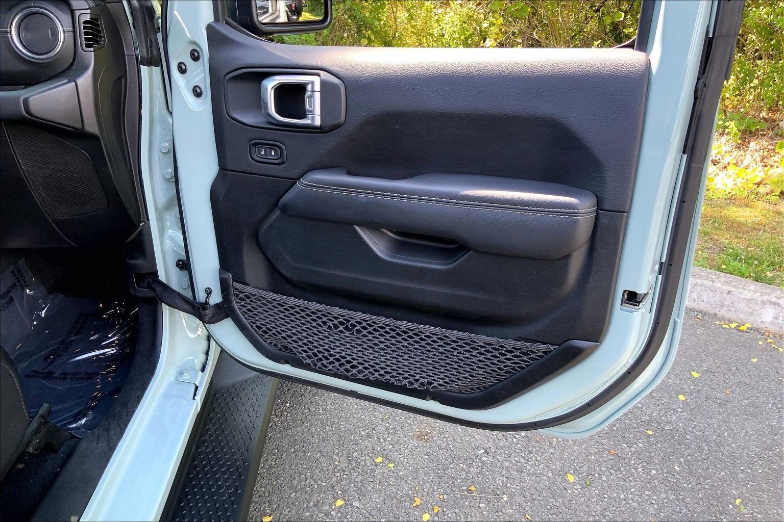 Used 2023 Jeep Wrangler Unlimited Sahara w/ Cold Weather Group AWD/4WD image 18