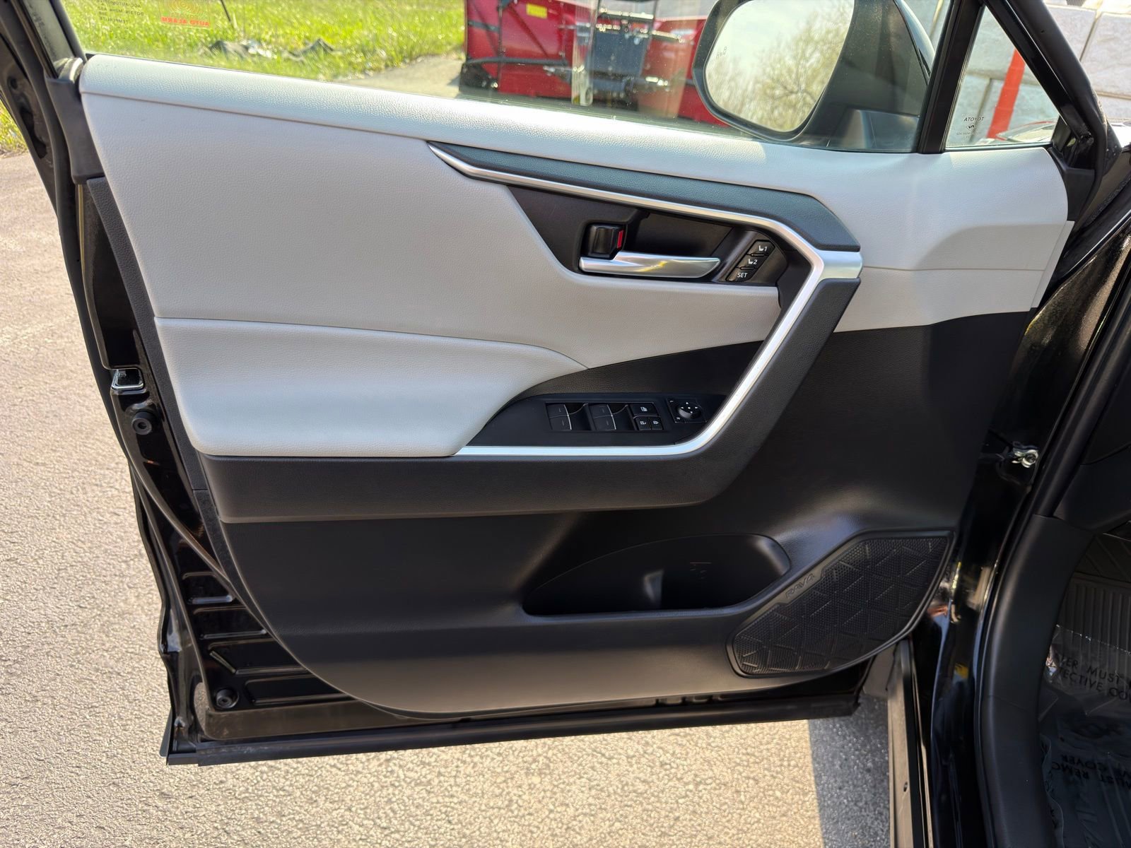 Used 2023 Toyota RAV4 XLE Premium image 13