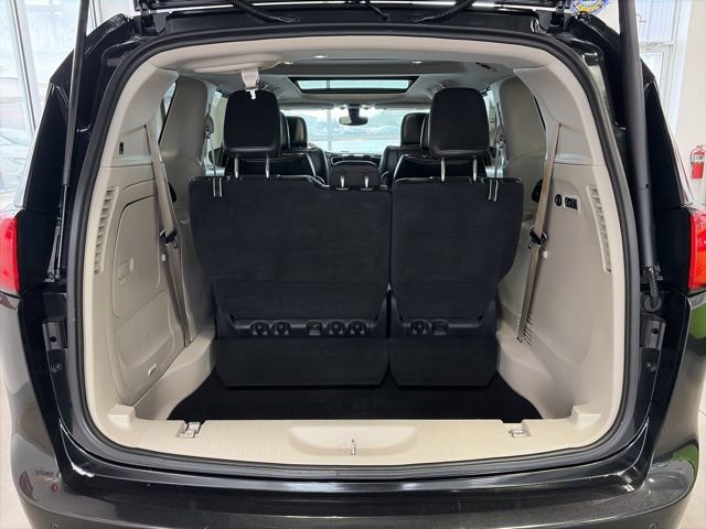 Certified 2019 Chrysler Pacifica Limited w/ Tire & Wheel Group image 9