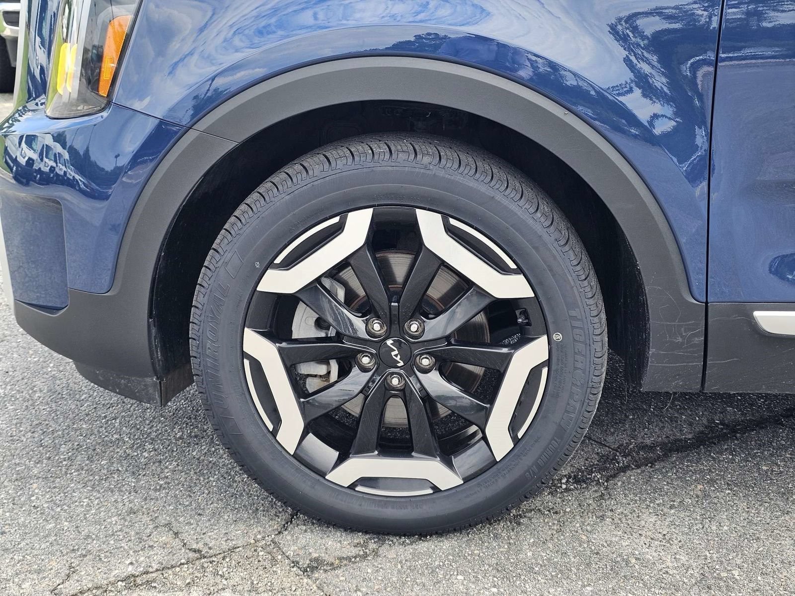 Used 2024 Kia Telluride EX w/ EX Captain's Chair Package FWD image 11