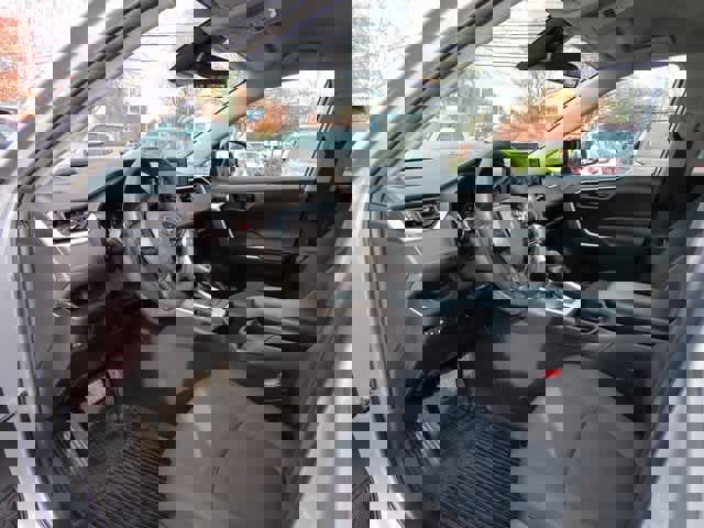 Used 2022 Toyota RAV4 LE image 2