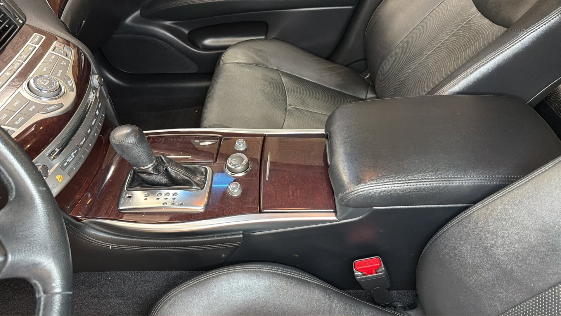 Used 2011 INFINITI M37 w/ Premium Pkg RWD image 26