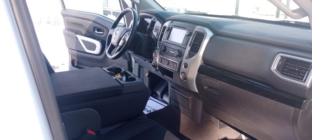 Used 2019 Nissan Titan SV image 11