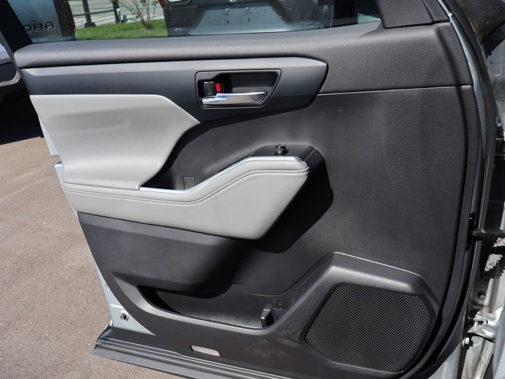 Used 2022 Toyota Highlander XLE FWD image 31
