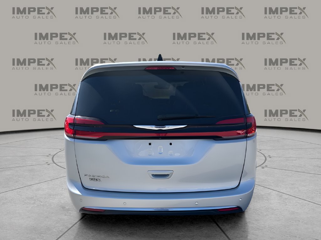 Used 2023 Chrysler Pacifica Touring-L FWD image 4