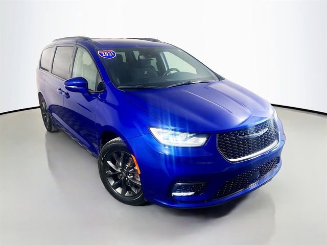 Used 2021 Chrysler Pacifica Touring w/ Uconnect Theater Family Group FWD image 2