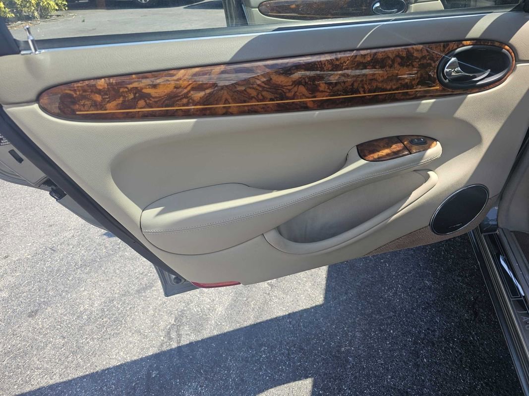 Used 2003 Jaguar XJ8 L image 19