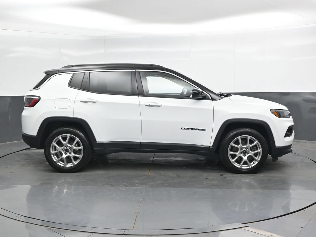 Used 2025 Jeep Compass Limited AWD/4WD image 3