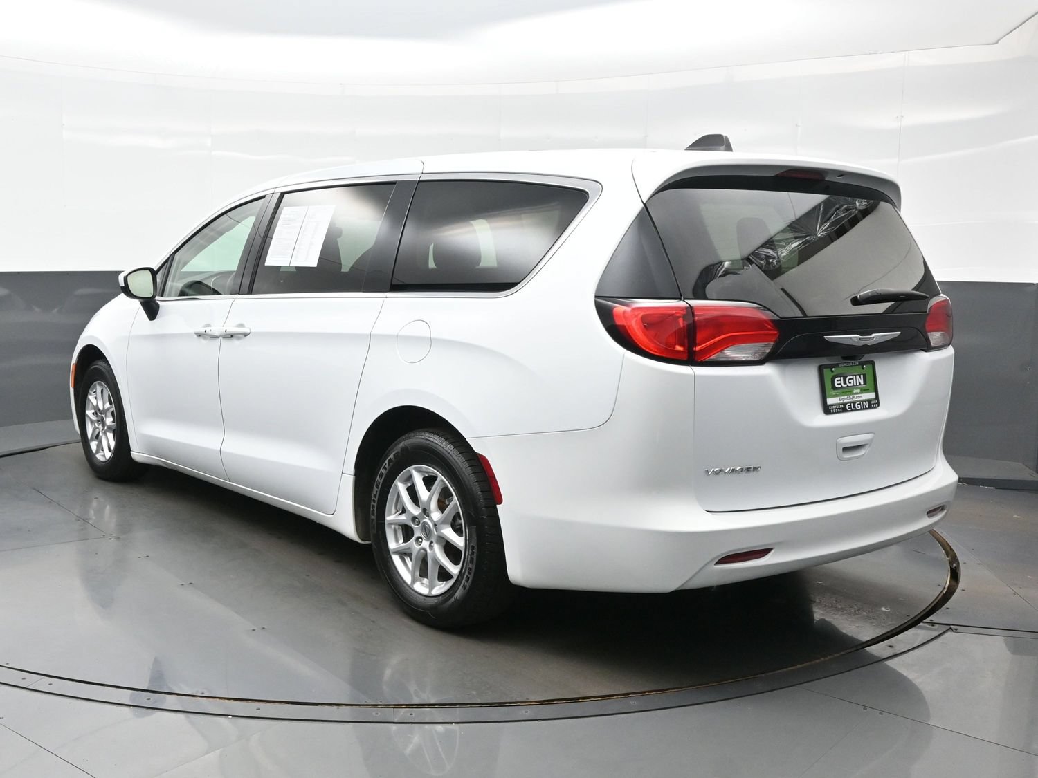 Used 2023 Chrysler Voyager LX FWD image 5