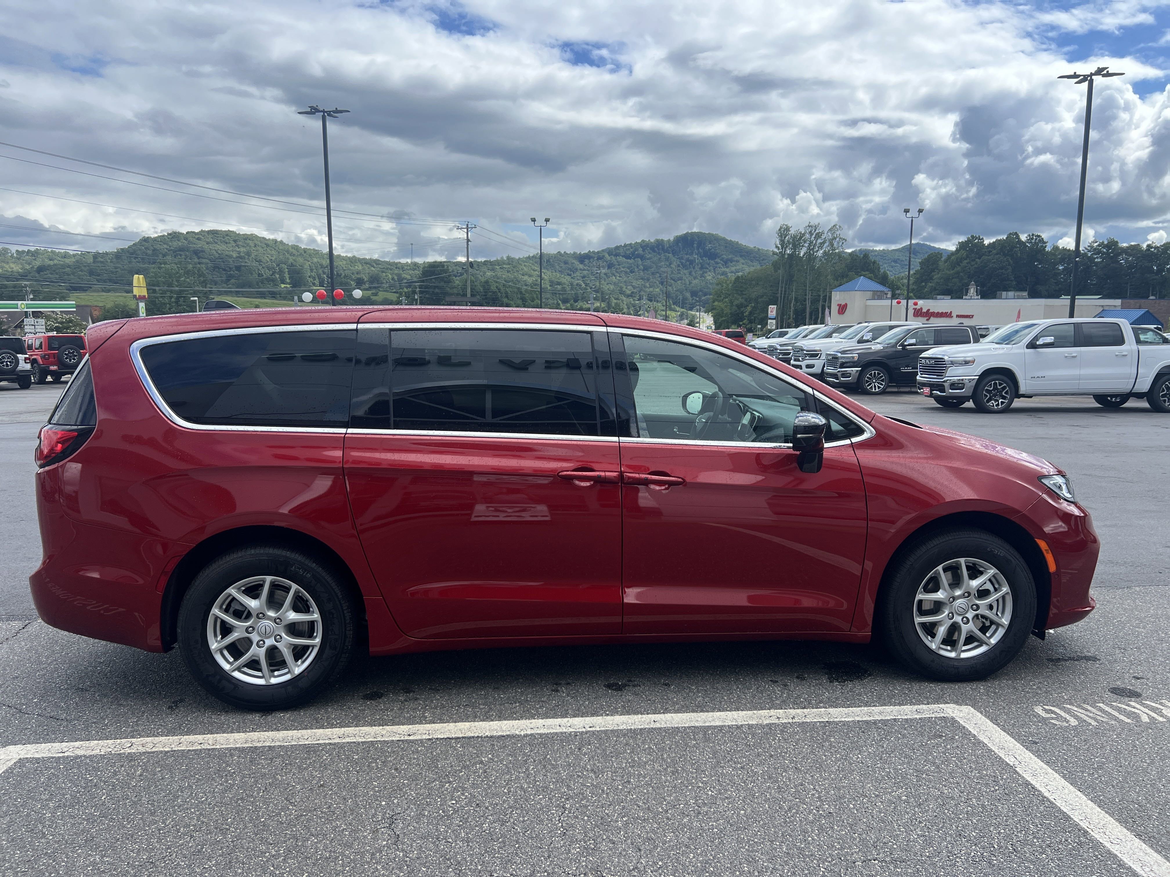 New 2026 Chrysler Pacifica Select image 4
