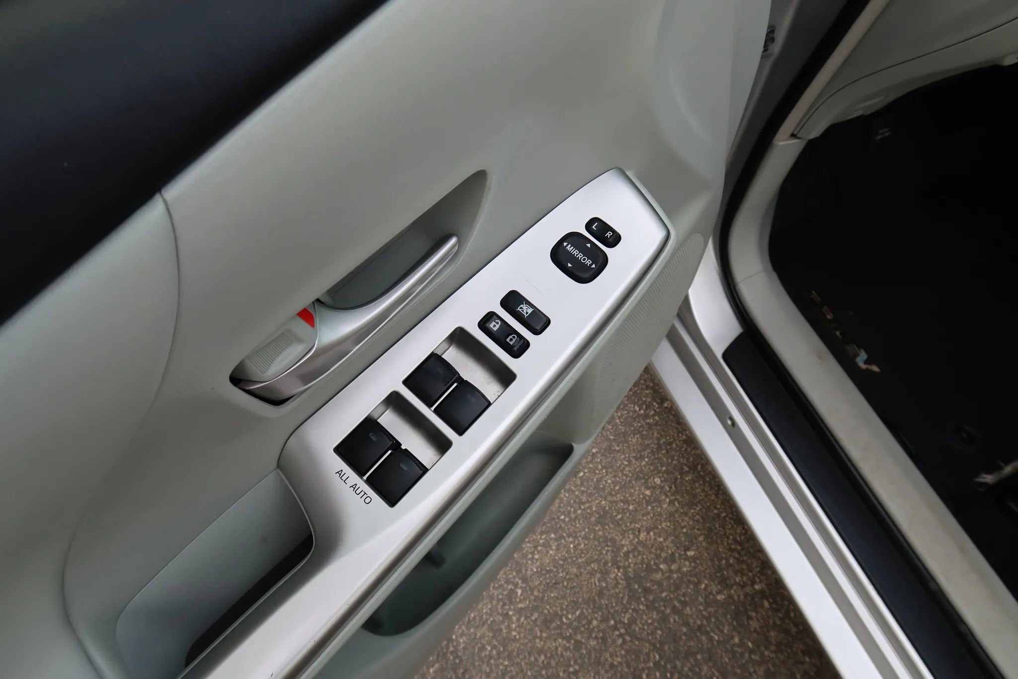Used 2012 Toyota Prius V Five FWD image 16