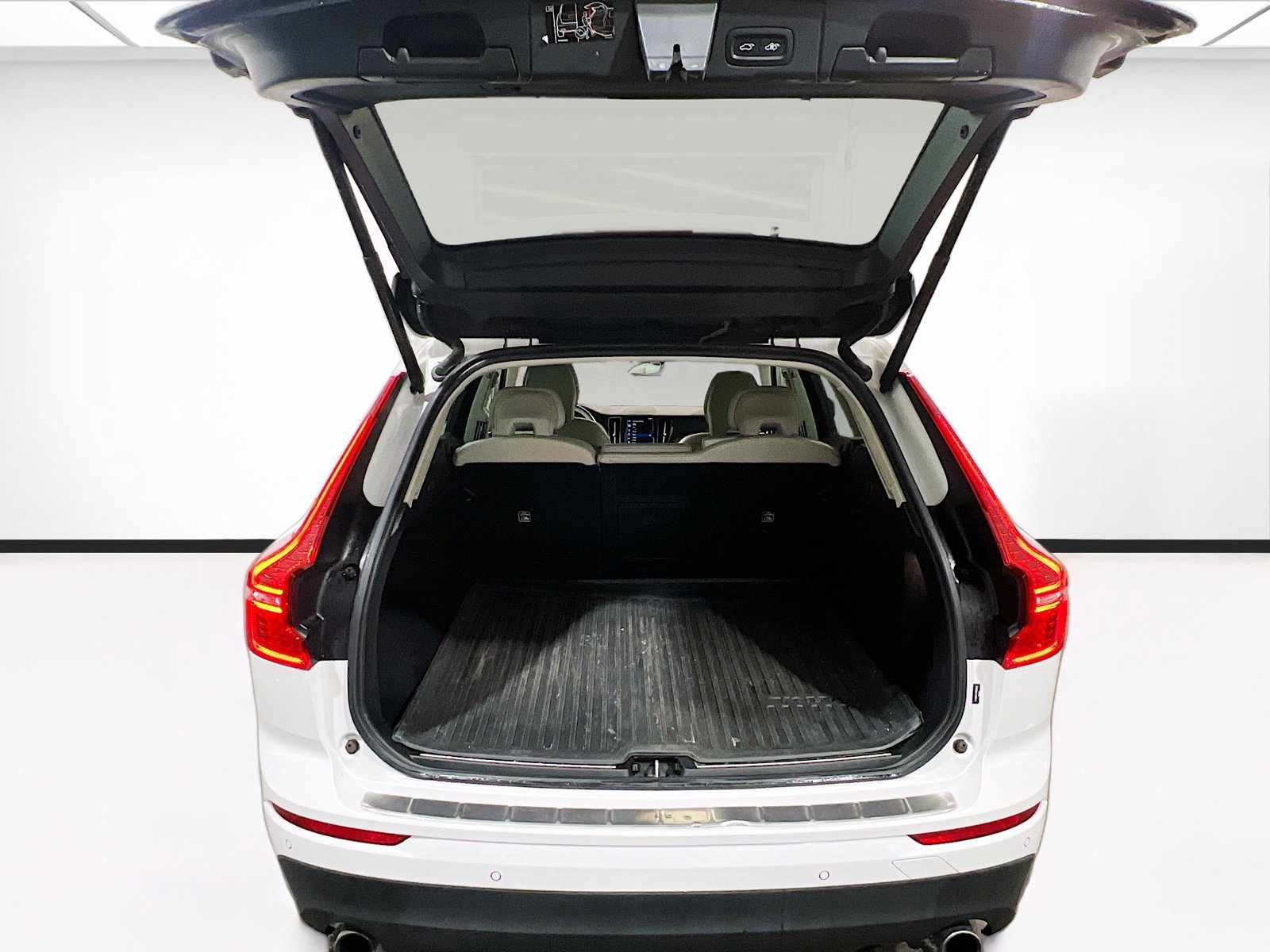 Used 2021 Volvo XC60 T5 Momentum w/ Protection Package Premier image 19