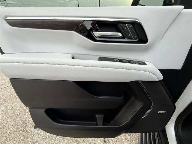 Used 2025 Chevrolet Suburban Premier image 11