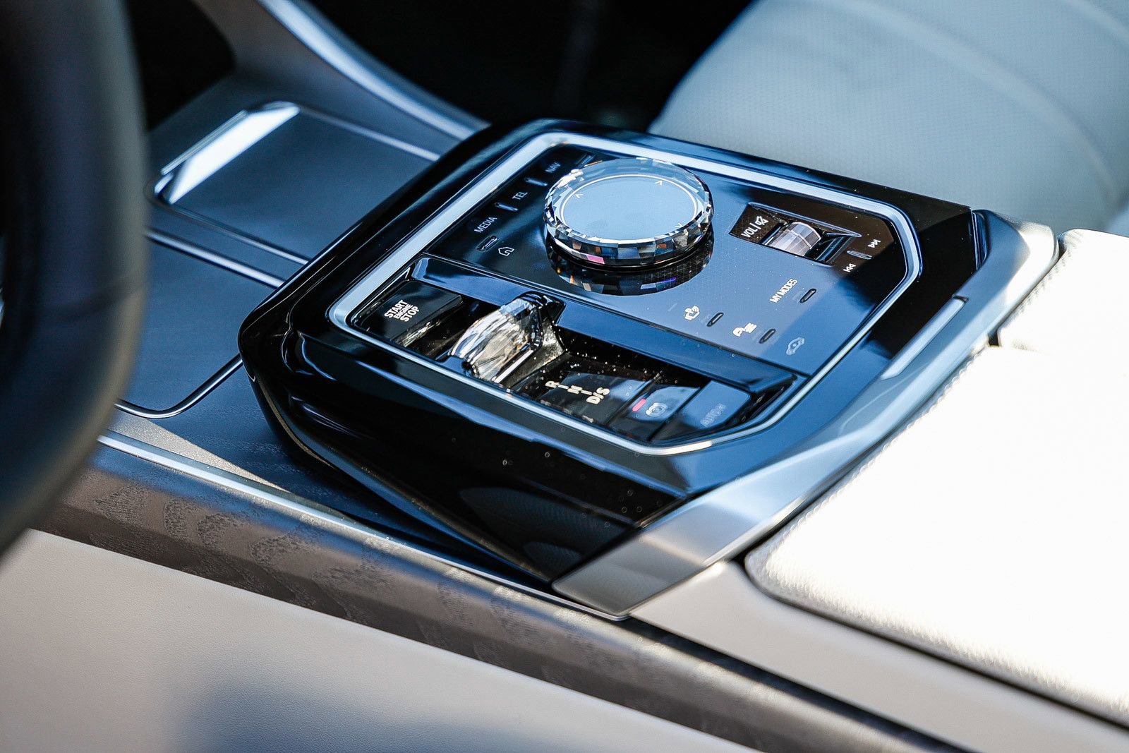 Used 2026 BMW 750e xDrive image 20