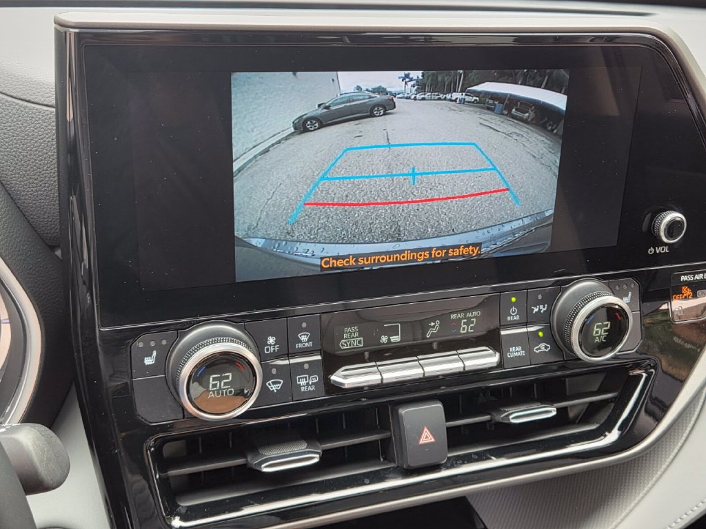 Used 2023 Toyota Highlander XLE FWD image 26