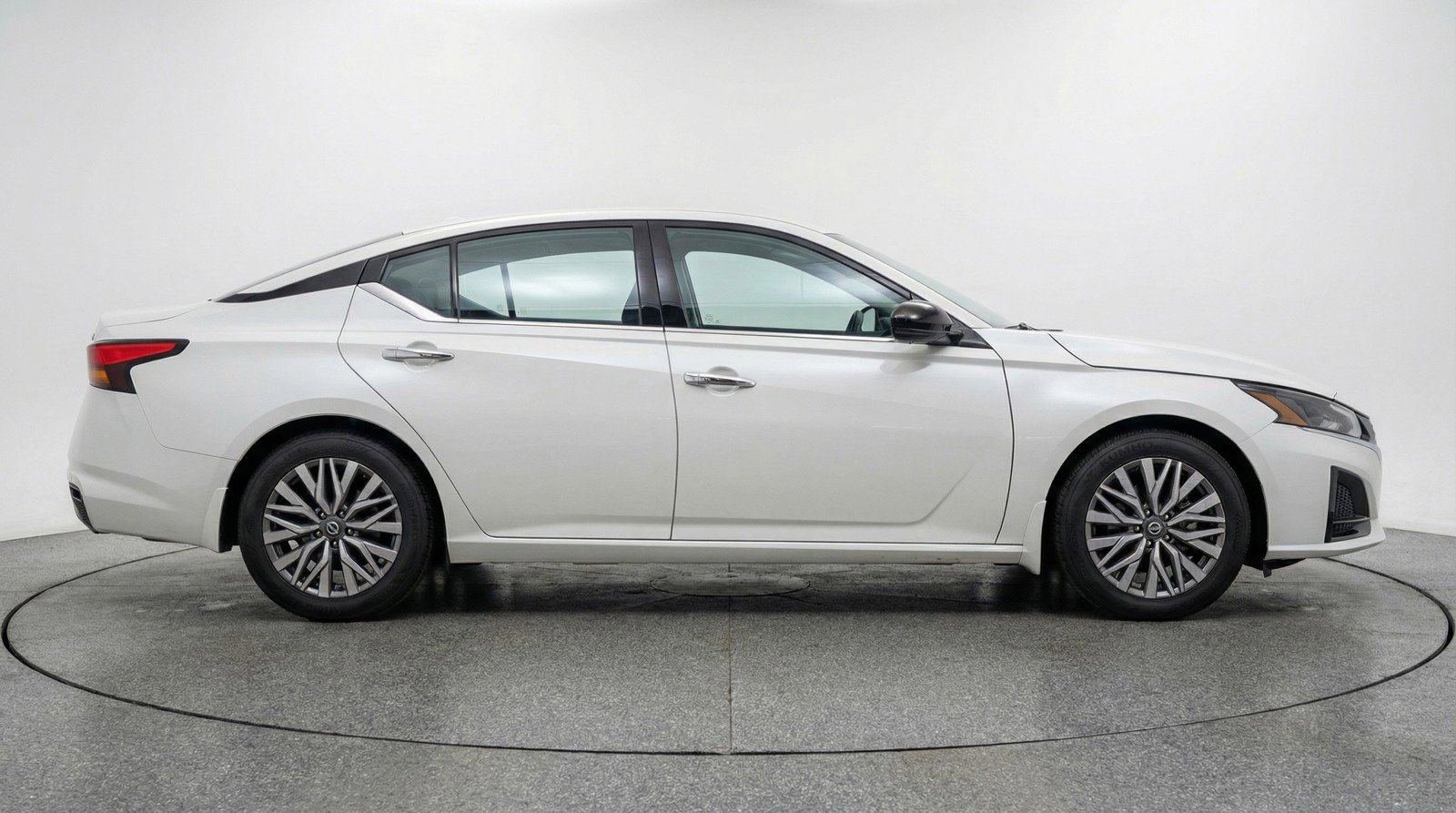 Used 2025 Nissan Altima 2.5 SV image 11