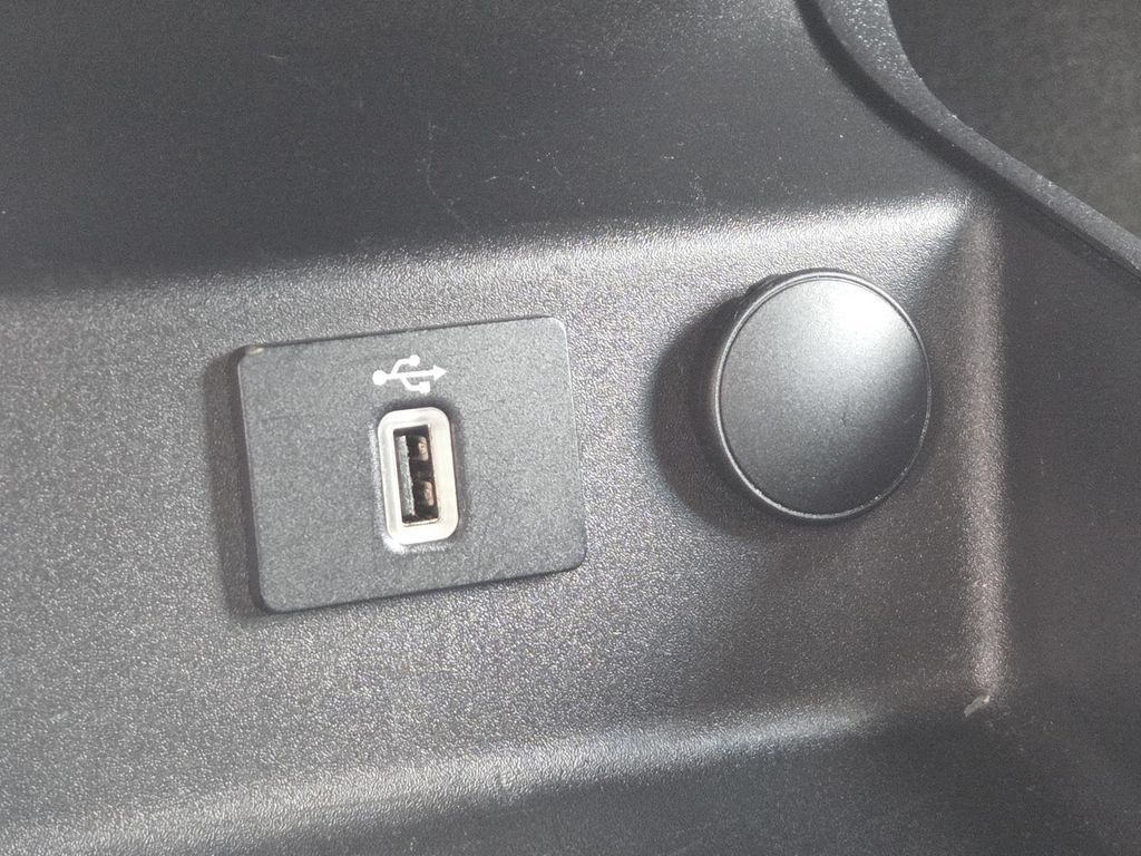 Used 2018 Ford Fusion SE w/ Equipment Group 201A FWD image 4