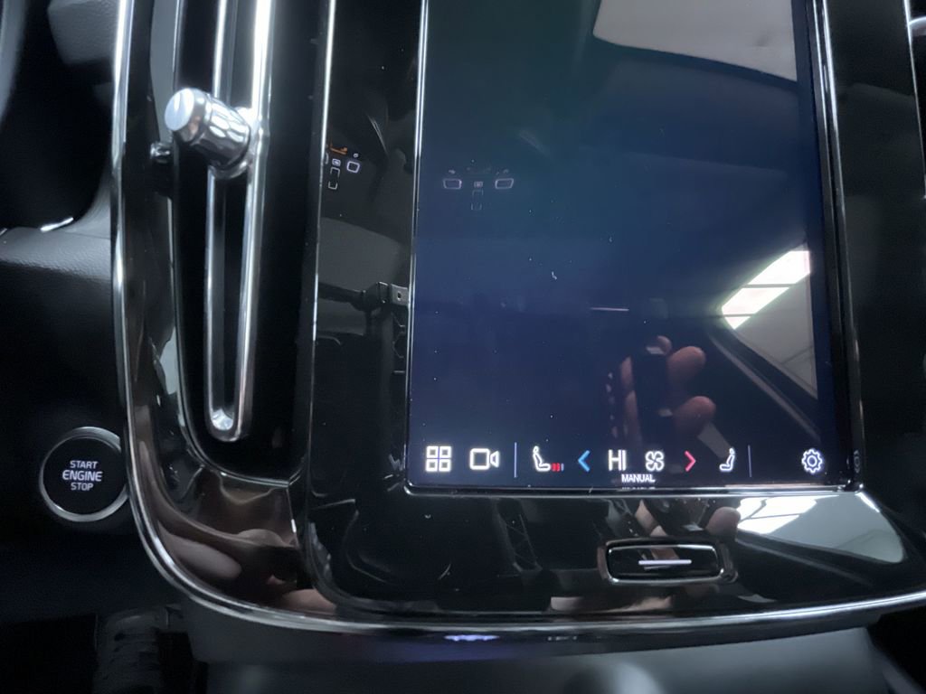 Used 2025 Volvo XC40 B5 Plus image 17