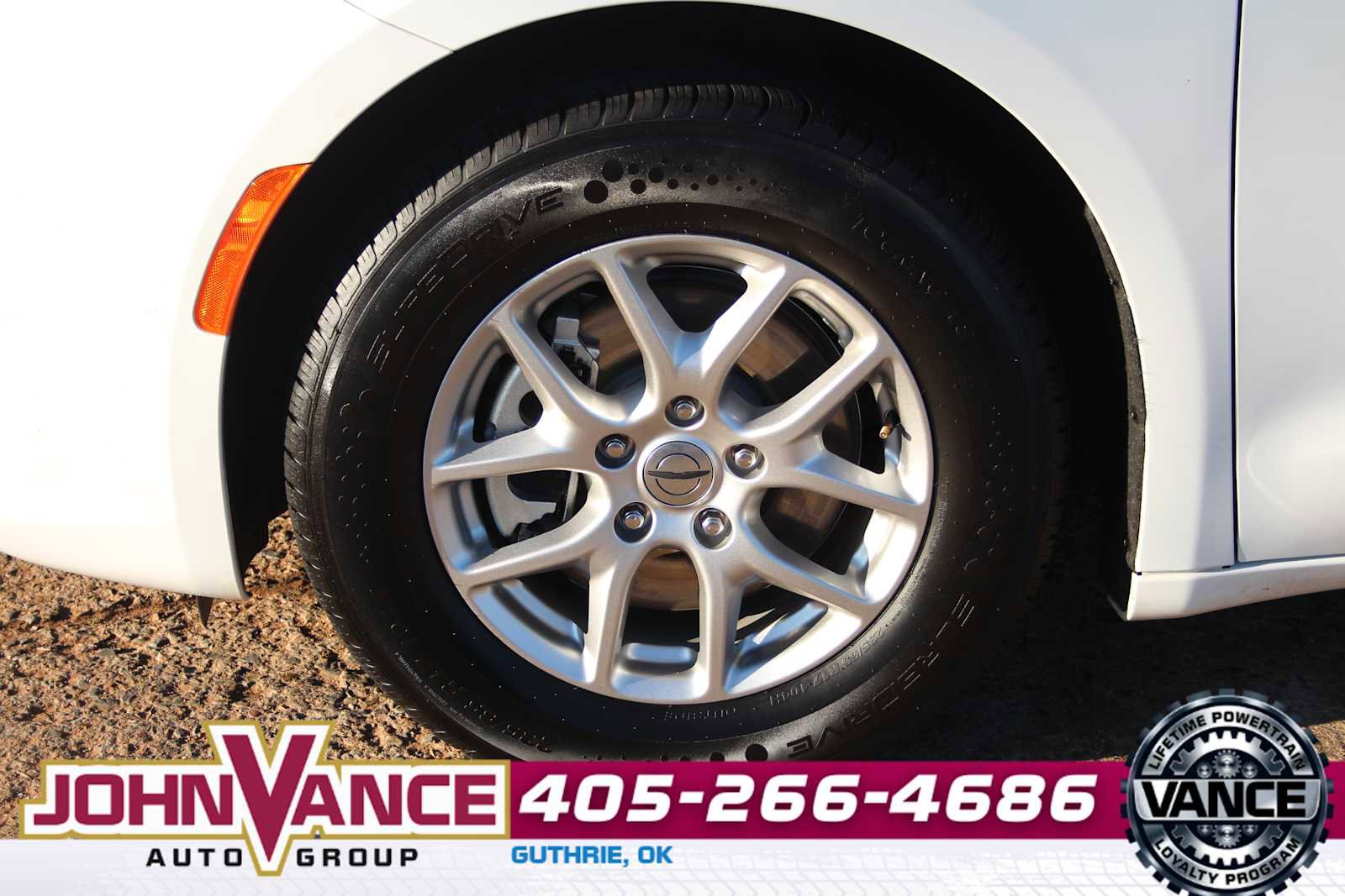 Used 2024 Chrysler Pacifica Touring-L image 13