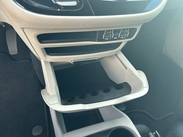 Used 2023 Chrysler Voyager LX image 27