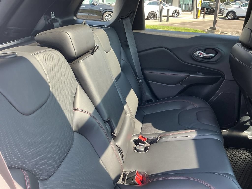Used 2020 Jeep Cherokee Trailhawk AWD/4WD image 22