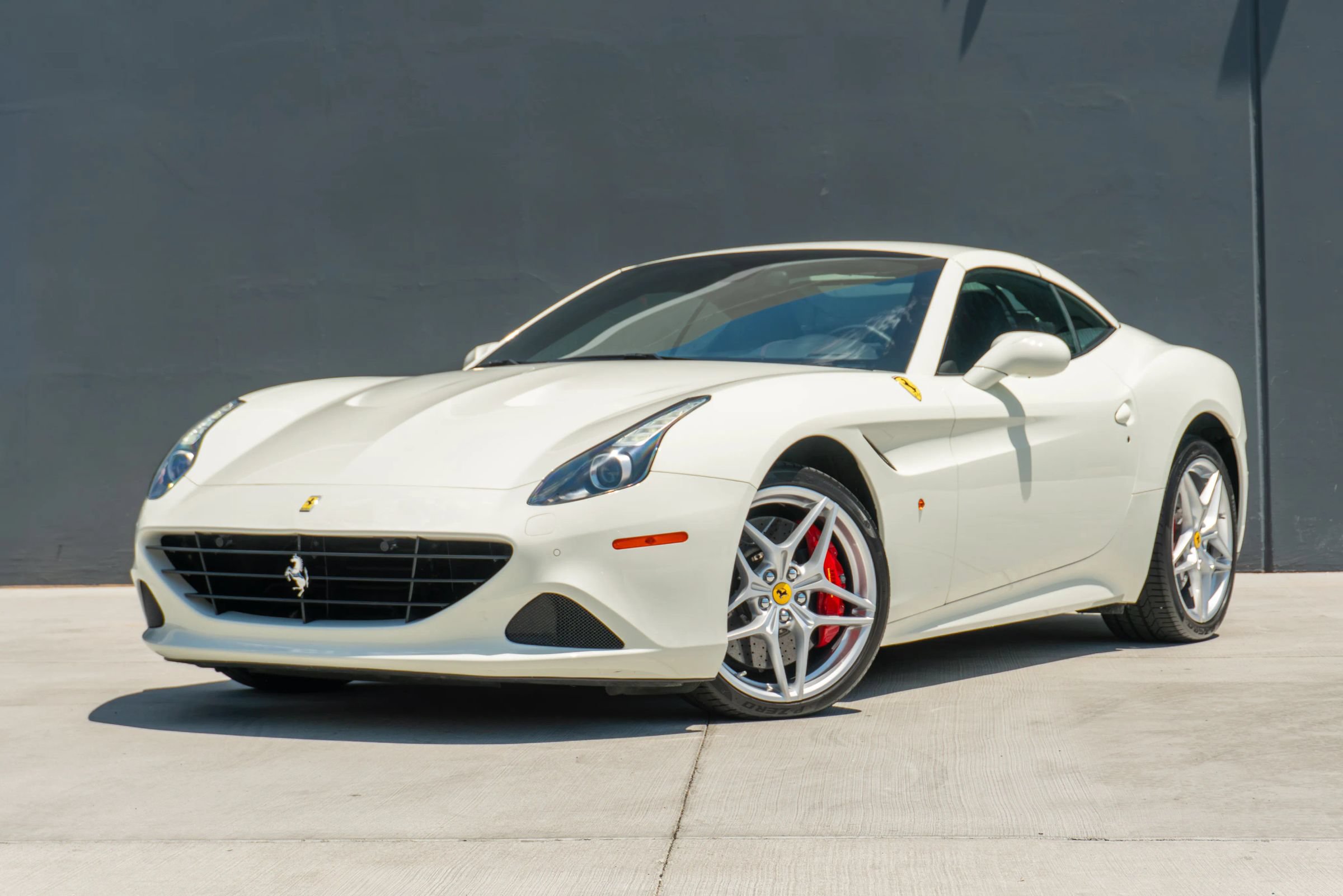 Used 2017 Ferrari California T RWD image 3