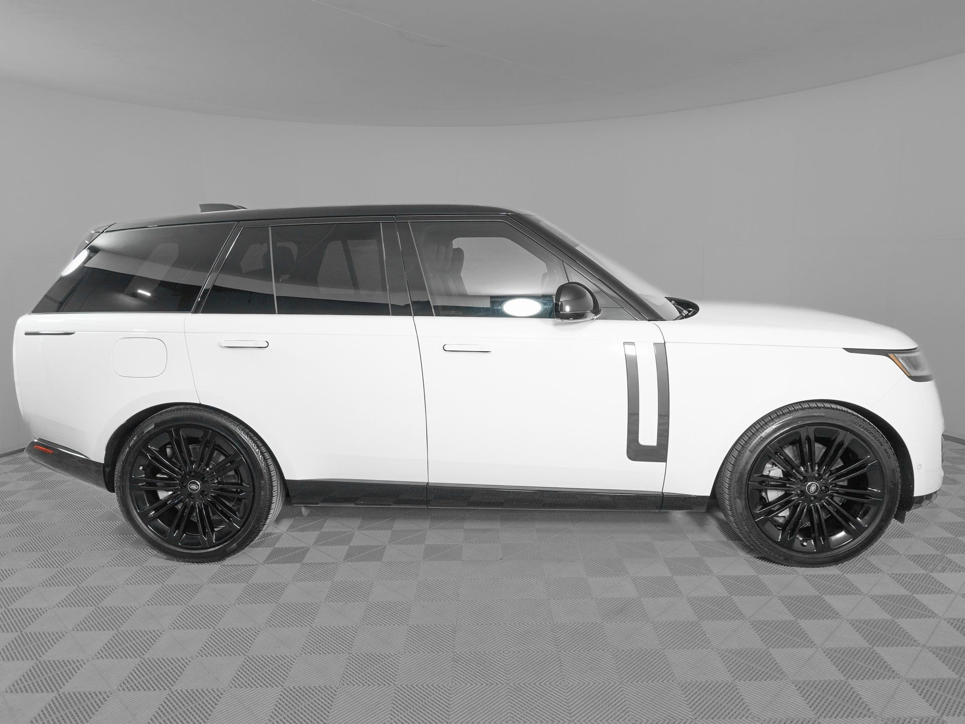 Used 2025 Land Rover Range Rover SE image 4