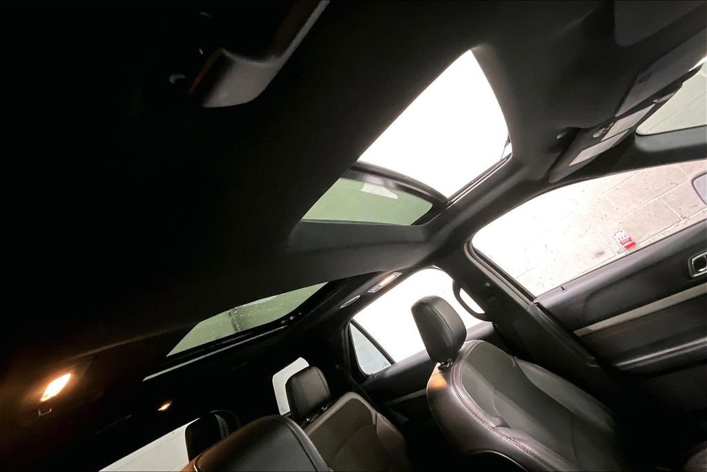 Used 2018 Ford Explorer XLT w/ XLT Appearance Package image 27